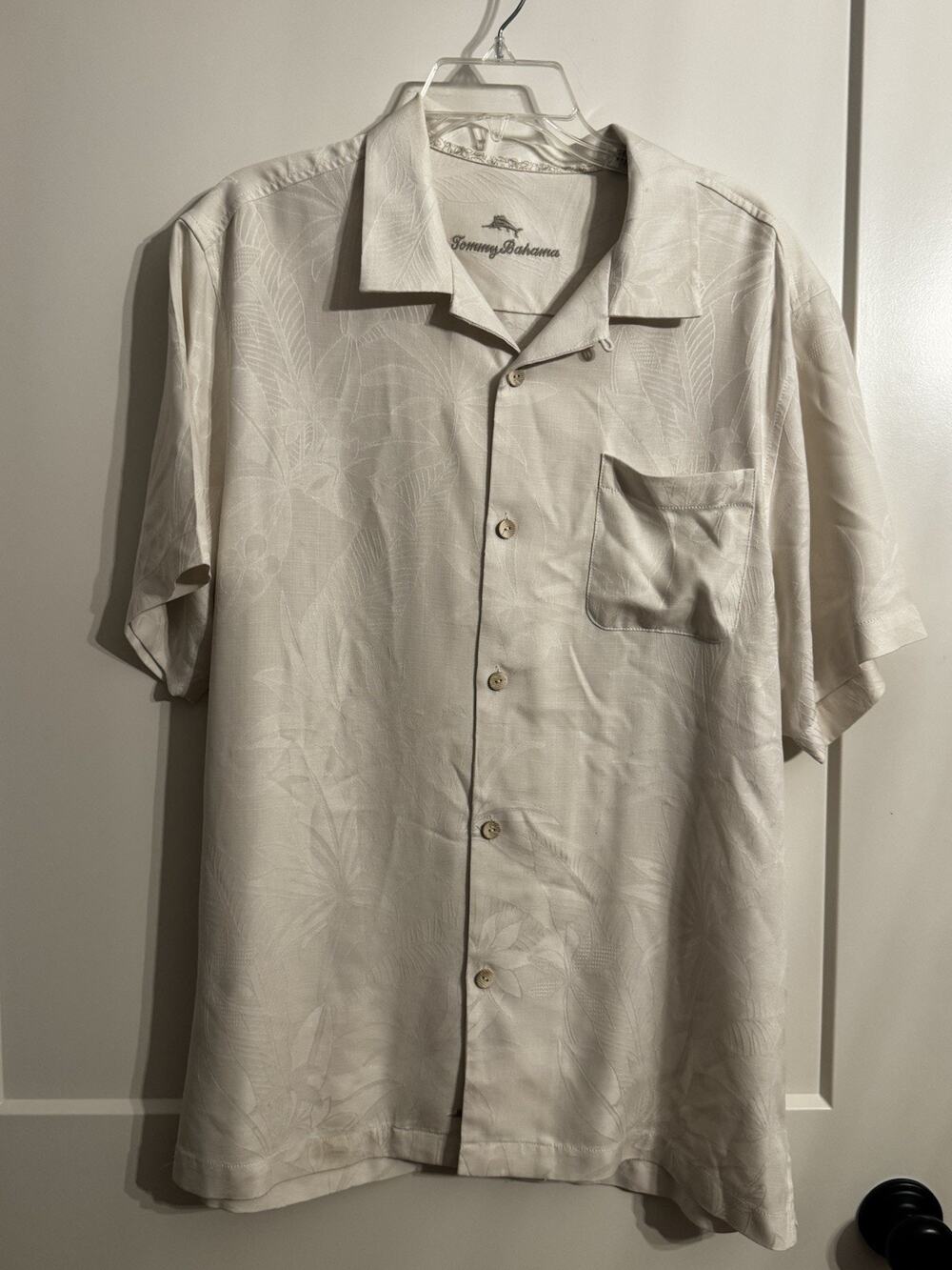 Tommy Bahama shirt Men’s White short sleeve silk Embossed Floral Resortwear Sz L